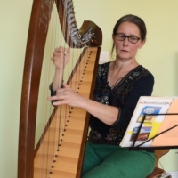 Aude, professeur de harpe
